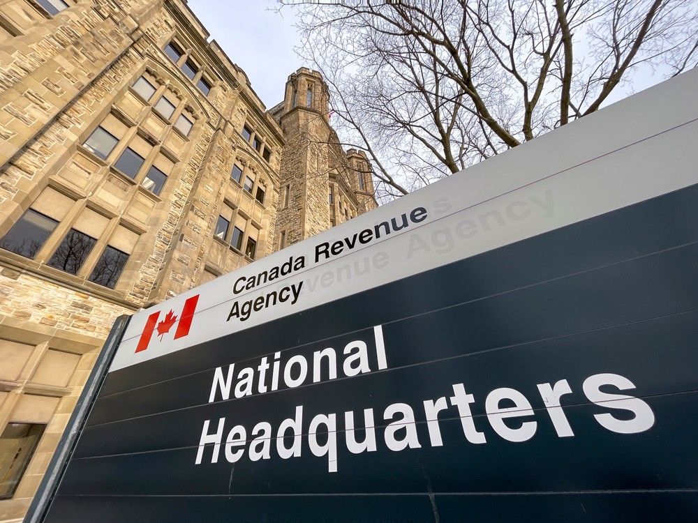 Federal tax inspectors want to negotiate with the Canada Revenue Agency union to continue remote work 3