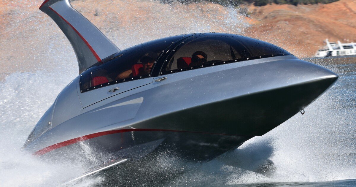 Jet Shark takes several passengers on an exciting semi-submersible ride 9