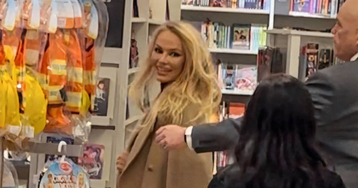 Pamela Anderson draws hundreds of fans to the Toronto Eaton Center 3