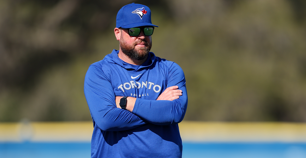 Blue Jays manager Schneider saves the life of a suffocated woman with a Heimlich maneuver 3