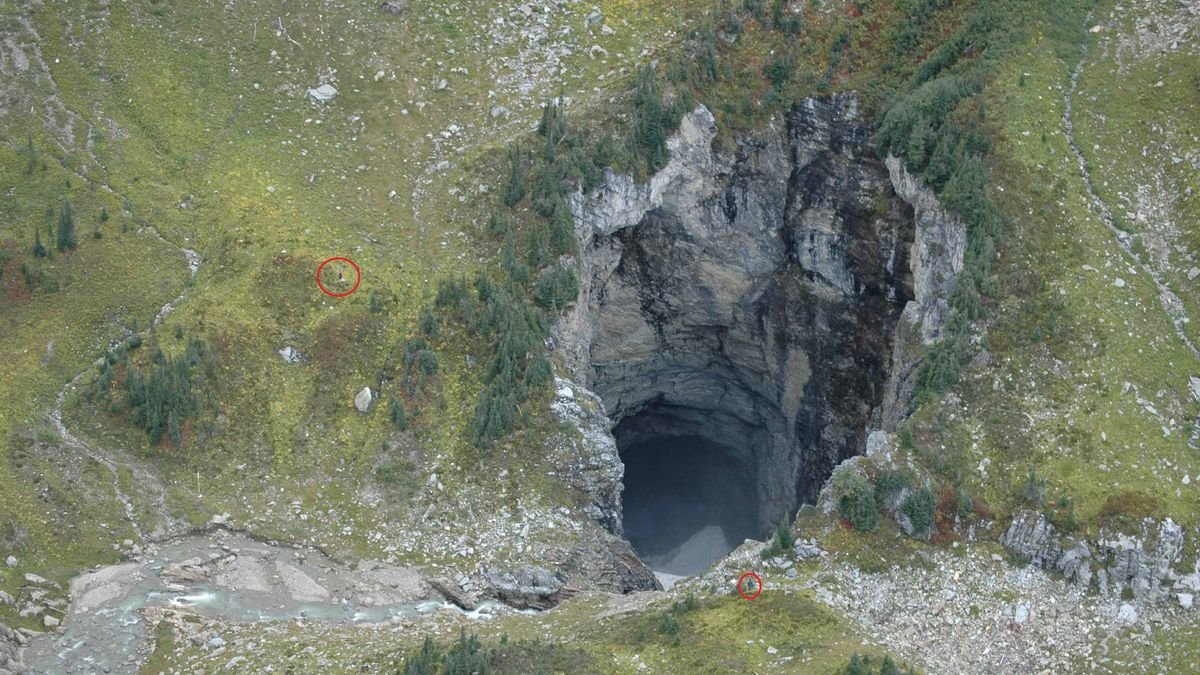 Giant Undiscovered Cave Found in British Columbia 3