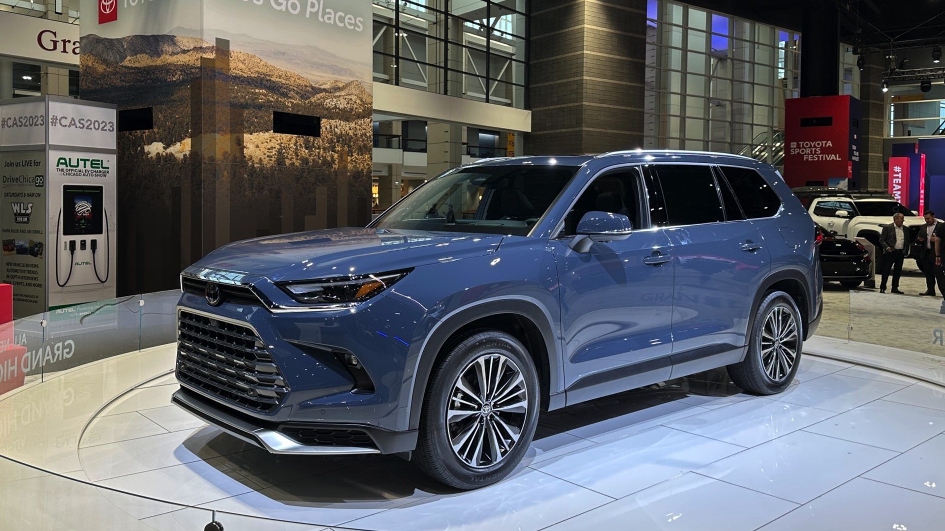 Information roundup: Toyota debuts the Lavish Highlander, a Ferrari falls into an elevator and extra 3