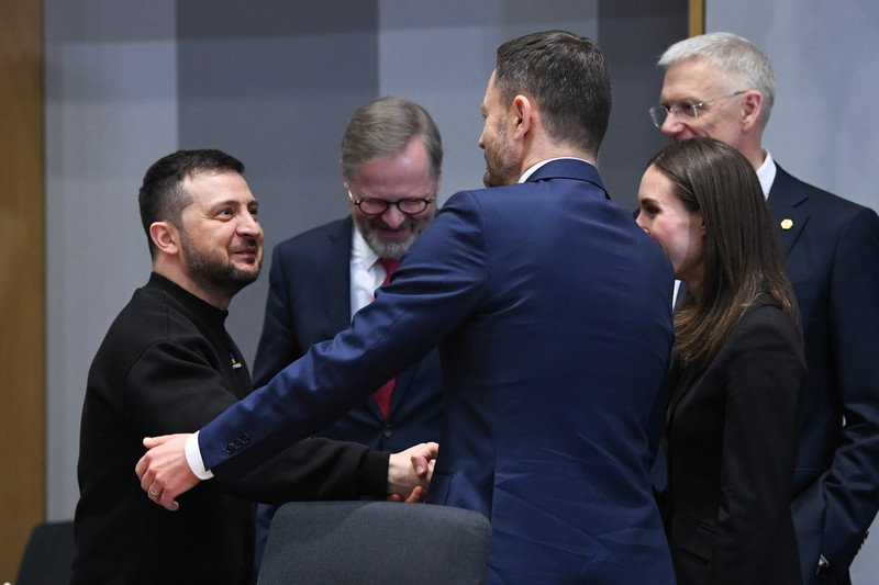 Zelensky pleads for jets, EU plans extra sanctions 17