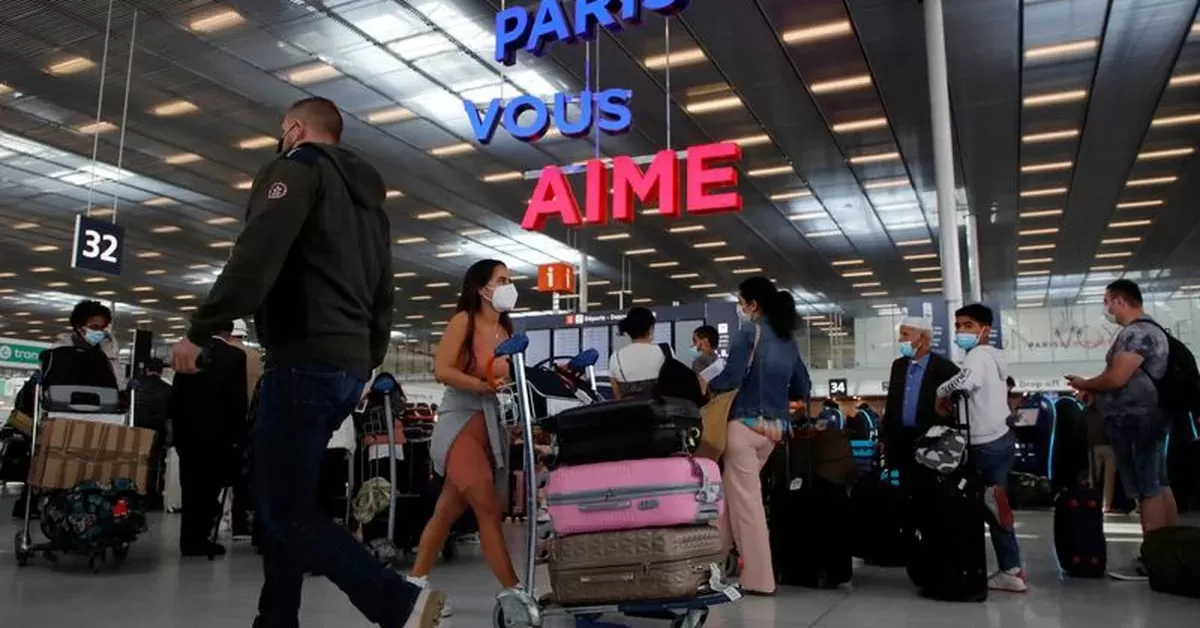 A miracle hit via controllers pressured the cancellation of part the flights at a Paris airport 3