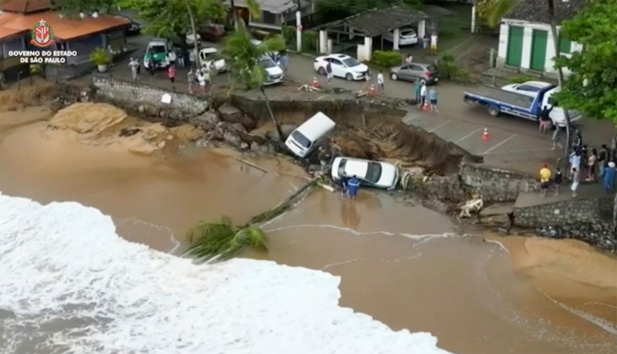 Downpour kills at least 36 in Brazil, cities cancel carnival 3