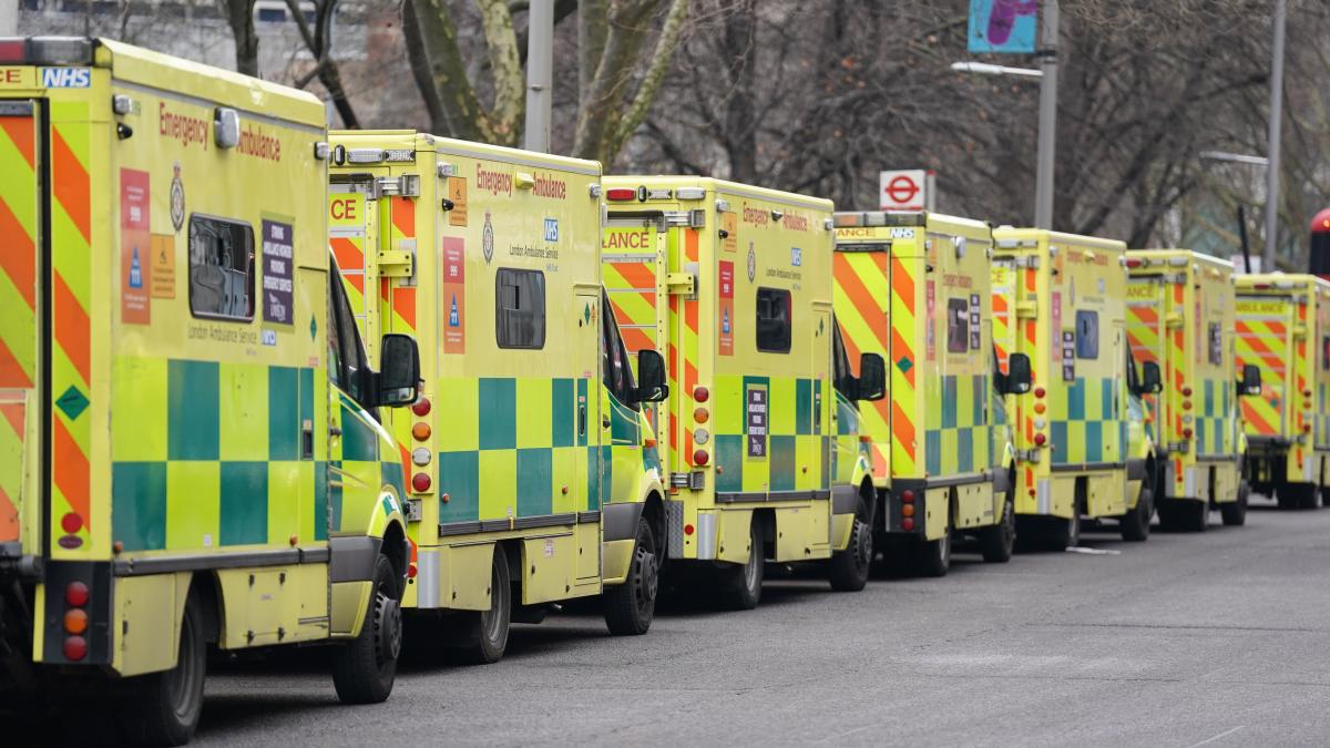 Ambulance workers continue to strike and young doctors will announce action 1