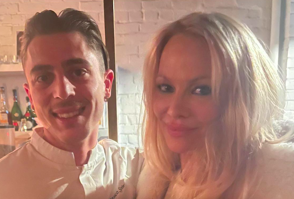 Pamela Anderson embraces Canadian roots with a visit to the Toronto restaurant 3