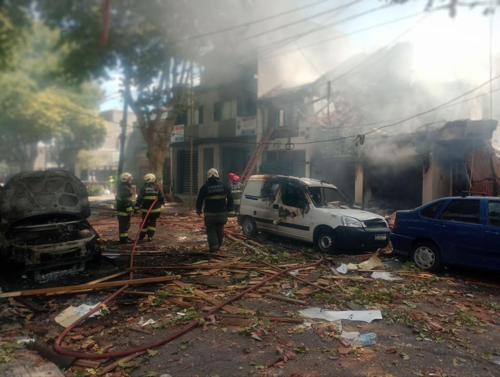 Explosion, fireplace and fall down in a area in Villa Devoto: one useless and one injured 3