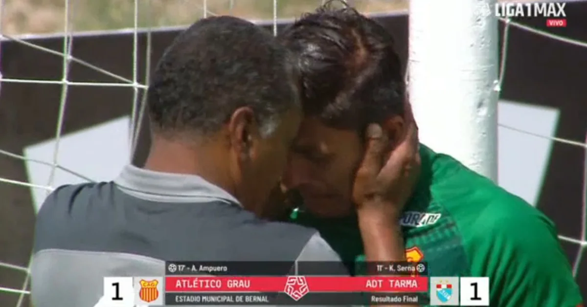 Ronald ‘Banana Ruiz’ avoided Atlético Grau’s defeat and then cried inconsolably: teammates and rivals hugged him 3