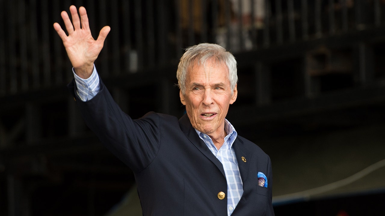 Burt Bacharach lifeless at 94: the year of the mythical composer in photos 3