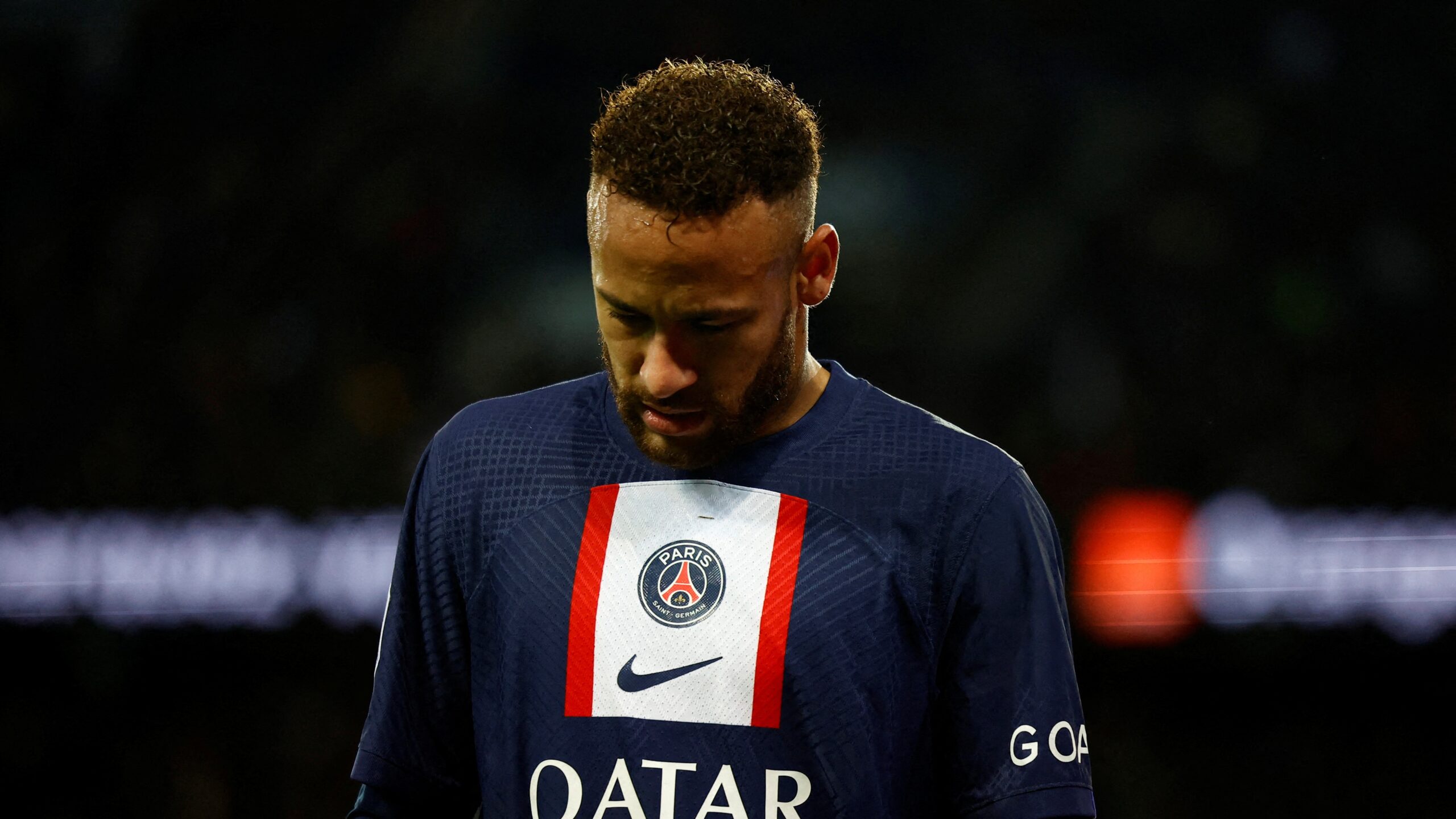 Concern at PSG: Neymar suffered an ankle injury and was stretchered off in the match against Lille 3