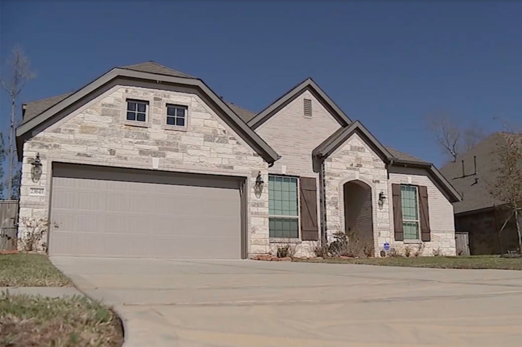 Police are in search of a Texas mom who left her kids house abandoned for 2 months 11