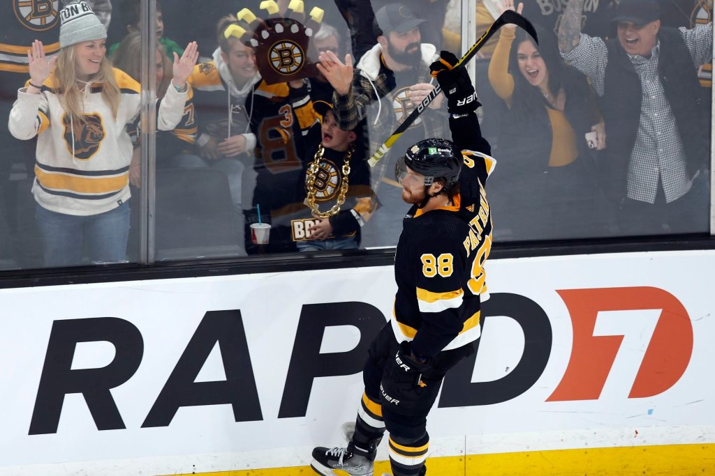 Bruins win 4th in a row; Pastrnak scores 2 goals and assists 40 goals 21