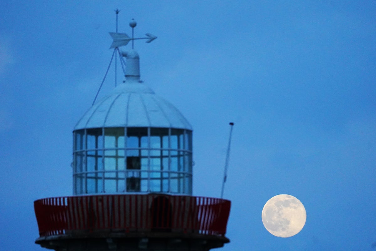 "Exploring the Night Sky: A Guide to the February Snow Moon and Beyond" 5