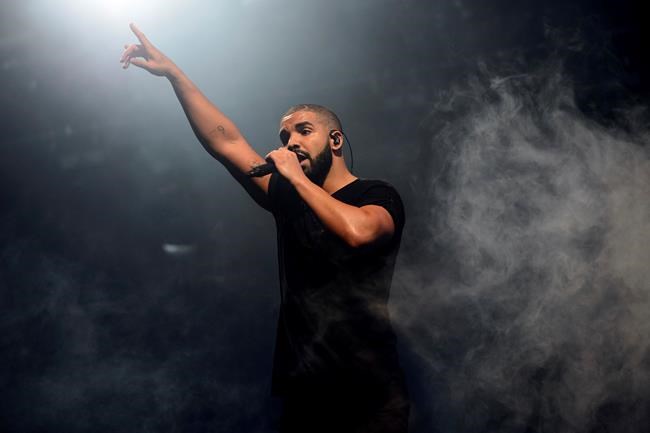 Drake delivers hits at Tremendous Bowl presen’s ‘Homecoming’ live performance 7