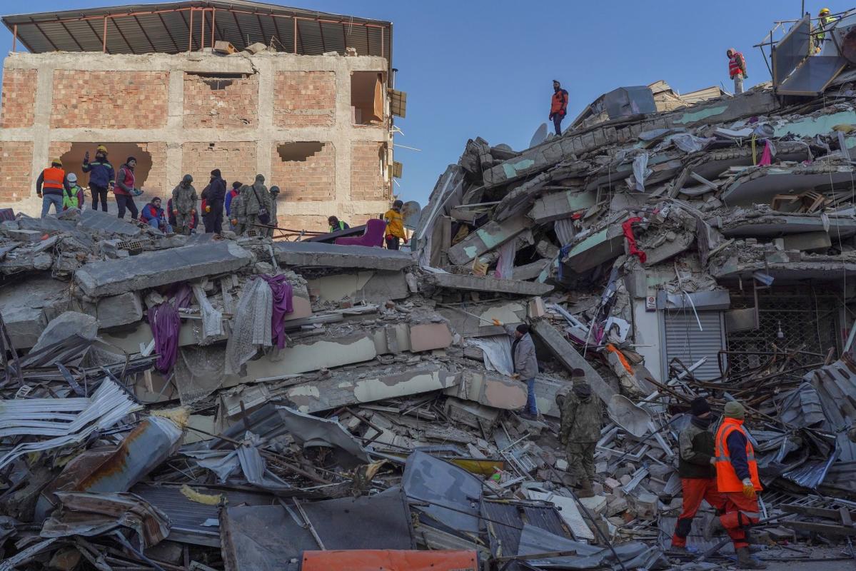 Fresh quake: dying toll approaches 25,000; Extra survivors discovered 7