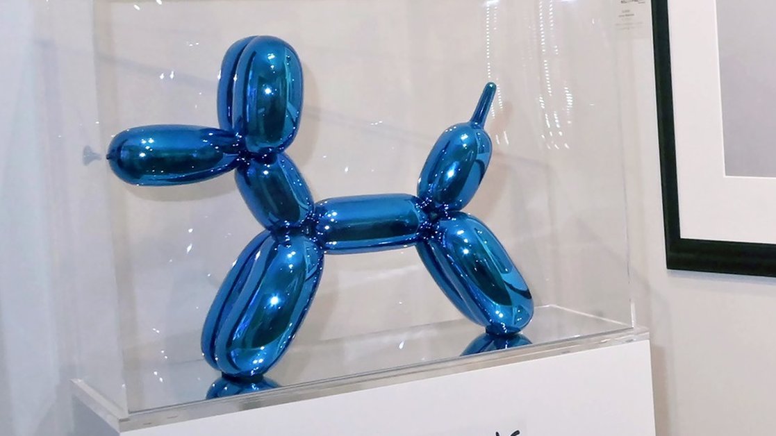 Jeff Koons: Visitor destroys iconic balloon dog sculpture in Miami 3