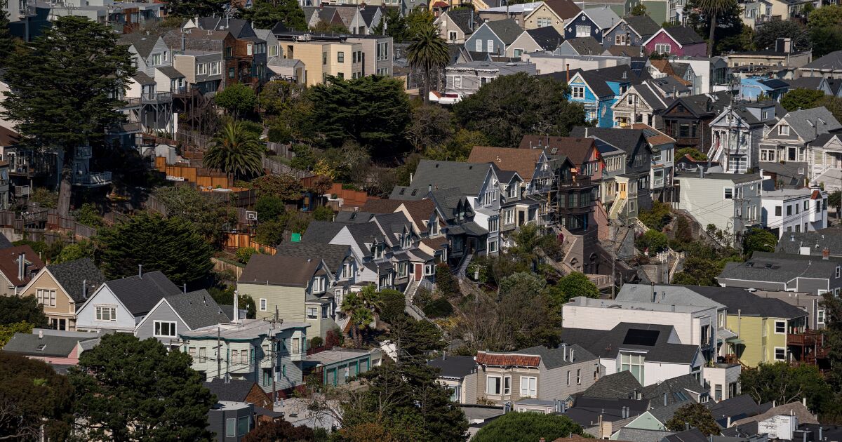 Extra properties in San Francisco, LA are promoting beneath asking value 3