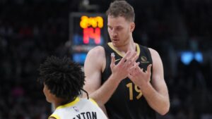Fourth-quarter shatter spoils Jakob Poeltl’s Toronto Raptors homecoming 2 Fourth-quarter shatter spoils Jakob Poeltl’s Toronto Raptors homecoming 1