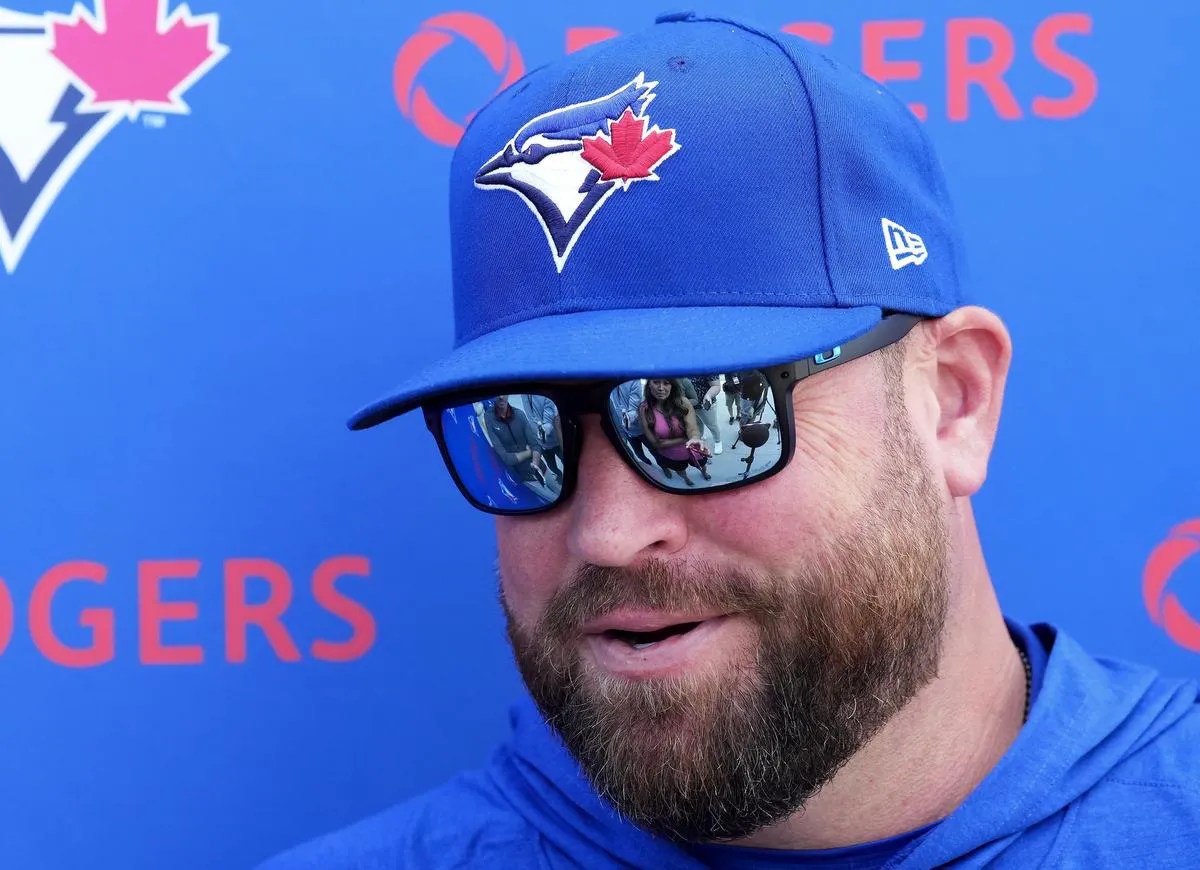 Jays’ John Schneider plays stealth to save a suffocating woman 10