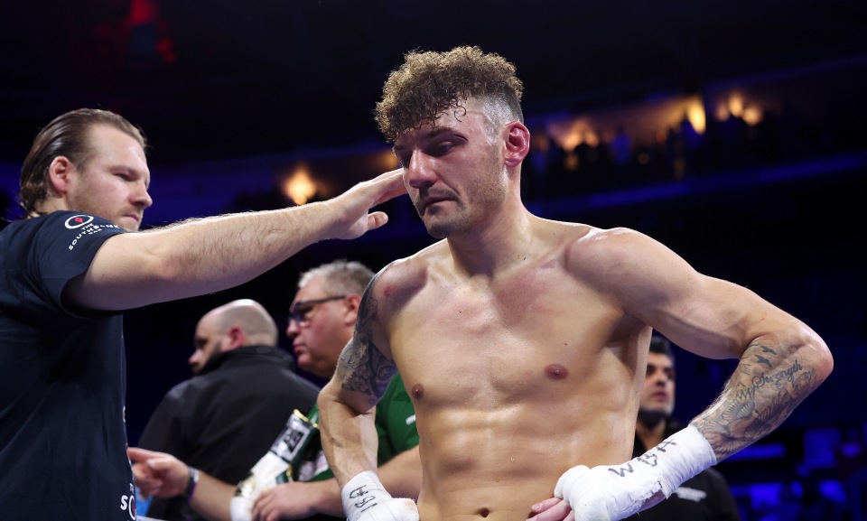 Tony Bellew says Ben Davison is wrong to throw in the towel after Leigh Wood was dropped by Mauricio Lara with a brutal left hook but the former champion backs the coach 3