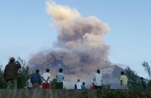 Suspected wreckage from a plane crash in the Philippines has been spotted near the active crater of the Mayon Volcano 3