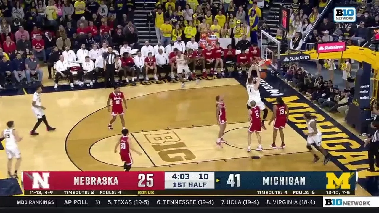 Hunter Dickinson throws immense dunk to increase Michigan manage over Nebraska 17