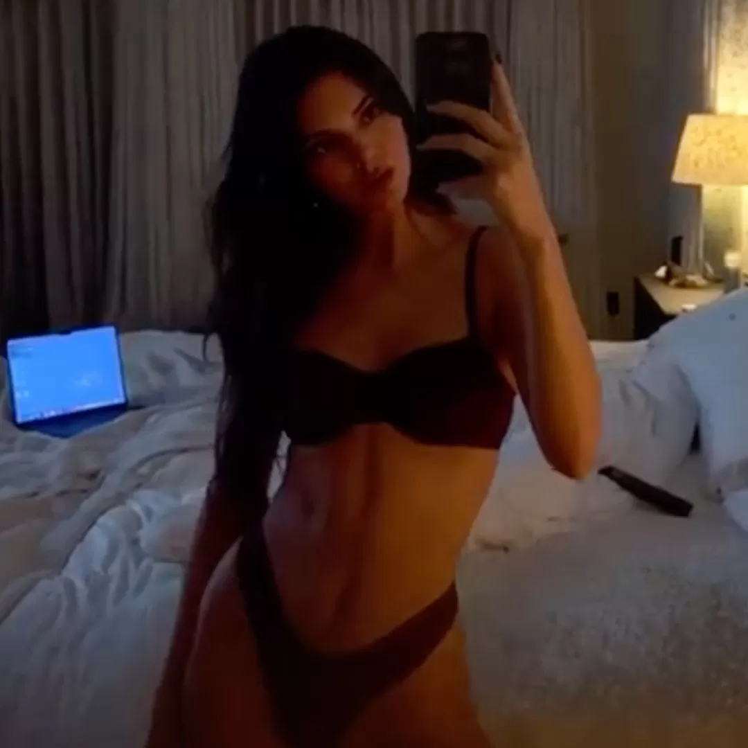 Kendall Jenner Needs You Candy Goals in Those NSFW Selfies 3