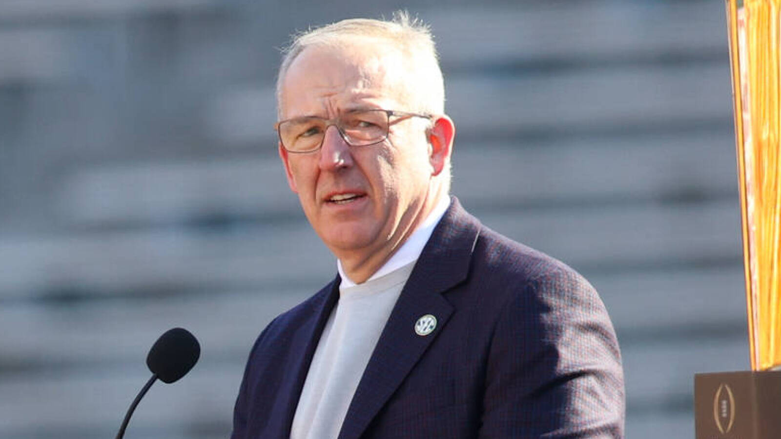 SEC commissioner tries Fat Ten enlargement once more 1