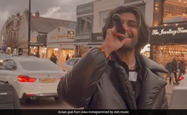 Street performer singing Salman Khan’s ‘Tere Naam’ in London wows internet 3