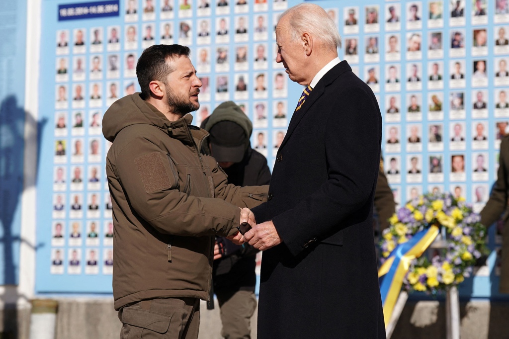 Biden makes surprise visit to Kyiv 3