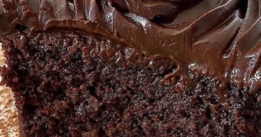 Moist Chocolate Cake: A Dreamy Dessert for Chocolate Lovers 1