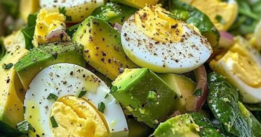 Creamy Avocado and Egg Spinach Salad: A Nutritious Delight 1