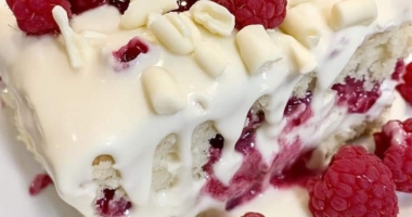 Decadent Raspberry-Infused White Chocolate Poke Cake: A Luxurious Dessert Delight 1