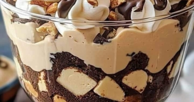 Peanut Butter Fudge Brownie Trifle: A Decadent Layered Delight! 1