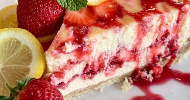 Lemon Strawberry Swirl Cheesecake 4