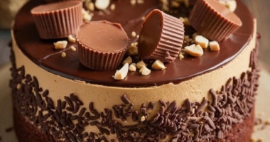 Decadent Chocolate Peanut Butter Layer Cake: A Rich Indulgence for Dessert Lovers 1