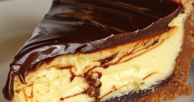 Dreamy Boston Cream Cheesecake: A Decadent Delight 1