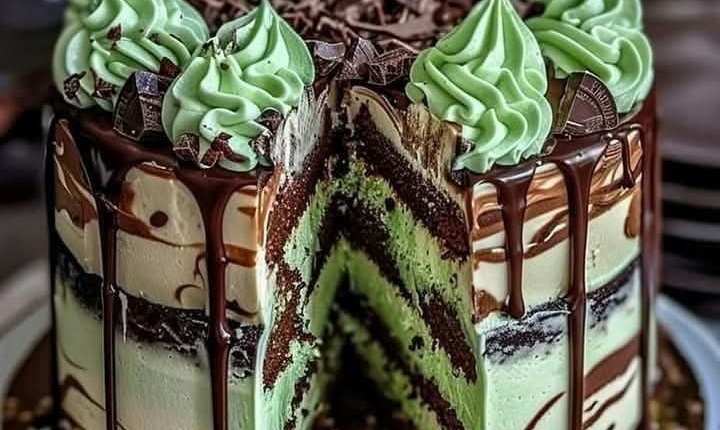 Mint Chocolate Fudge Cheesecake Cake: The Ultimate Indulgence! 1