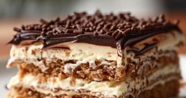 Layered Pudding Delight with Cookies and Chocolate 1