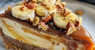 Almond Crust Banana Caramel Cheesecake: A Blissful Indulgence 1