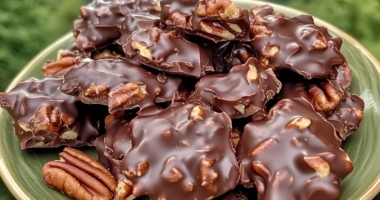 Irresistible Chocolate Pecan Turtle Clusters: A Sweet and Salty Treat! 1